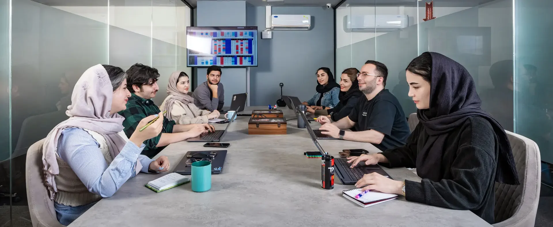 جلسه تیمی همکاران اکالا برای برنامه‌ریزی و هماهنگی پروژه‌ها – همکاری تیمی، کیفیت خدمات، رضایت مشتری | Okala team meeting for project planning and coordination – teamwork, service quality, customer satisfaction